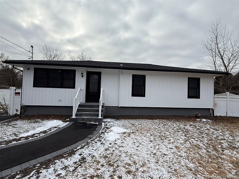 1st image of 1068 Connetquot Avenue