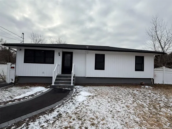 1068 Connetquot Ave, Central Islip, NY 11722