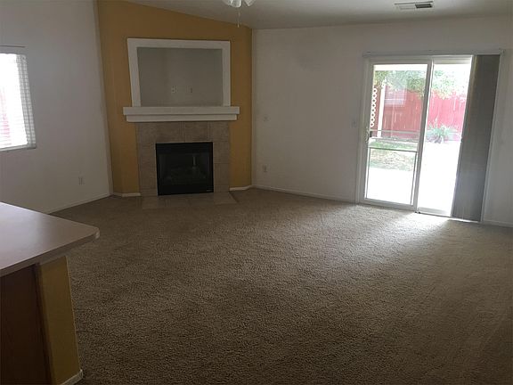 3rd image of 3927 E Oak Ave