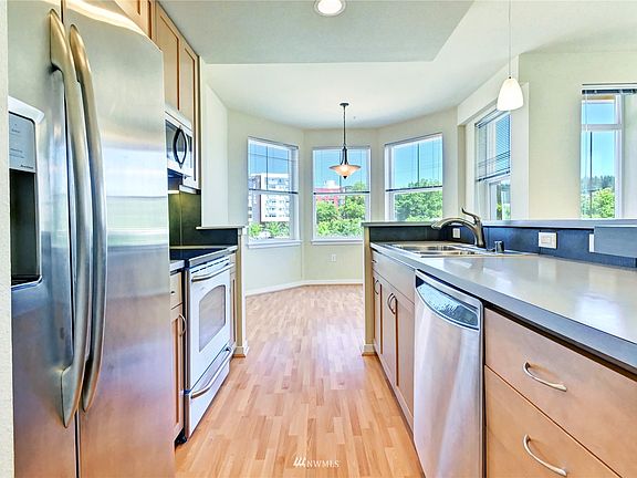 Maple shaker cabinets, stainless appliances and plenty of counterspace 