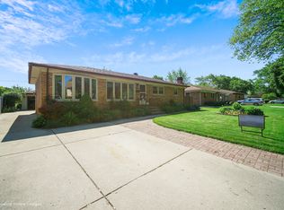 1111 S Robert Dr, Mount Prospect, IL