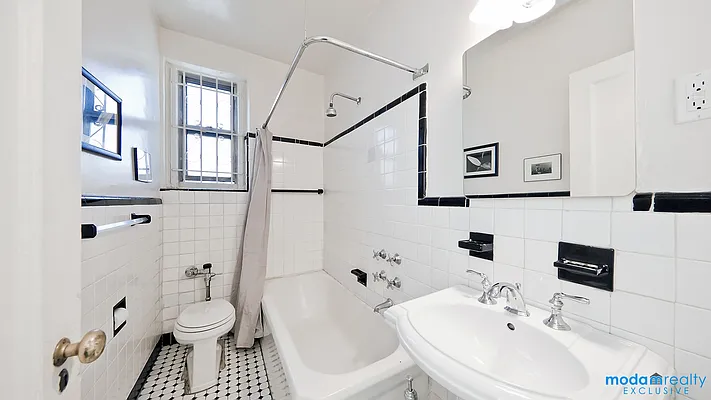Sold by Moda Realty | media 8
