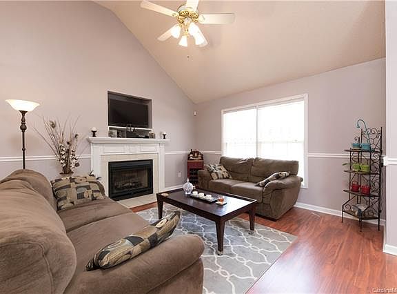 4th image of 912 Blackstone Ln