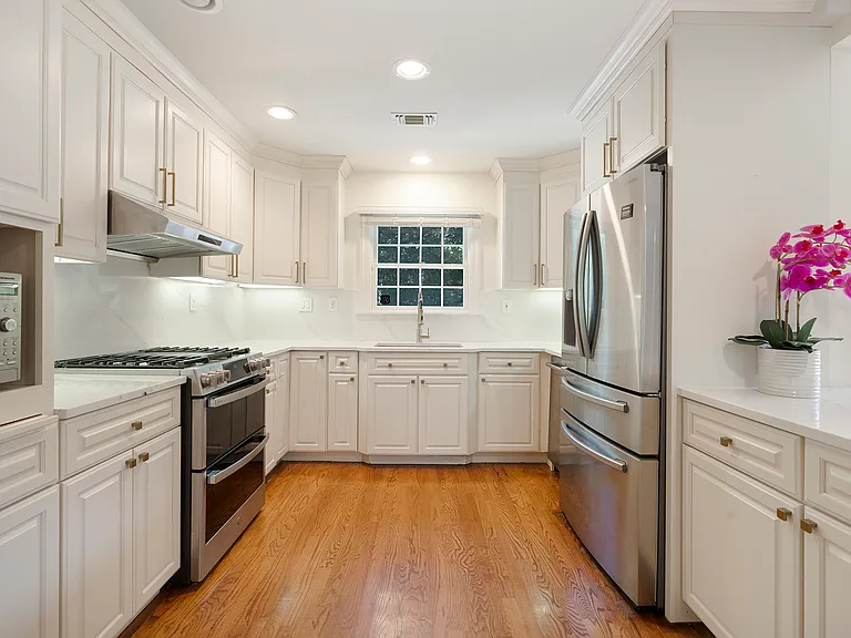 44 Midhampton Ave — Photo 10