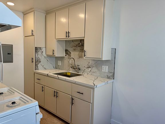 4th image of 410 S Commonwealth Ave APT 3