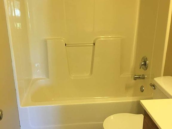 5th image of 805 SW Orchard Ct