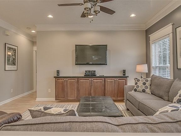 5th image of 923 Seven Oaks Blvd