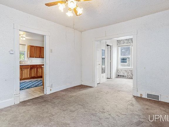 5th image of 418 Brown St