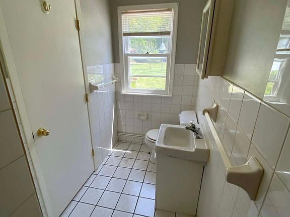4th image of 8517 Davenport St NE