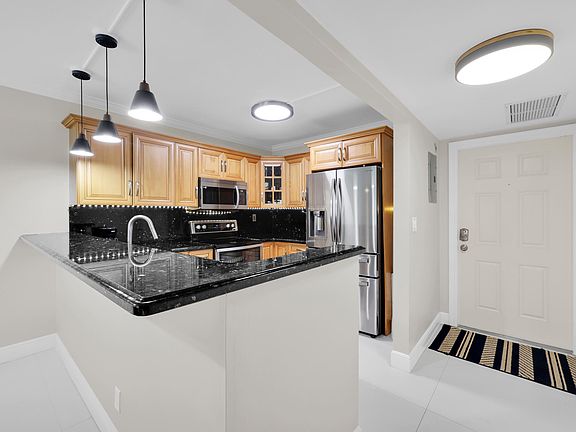 4th image of 899 SE 2nd Avenue #120