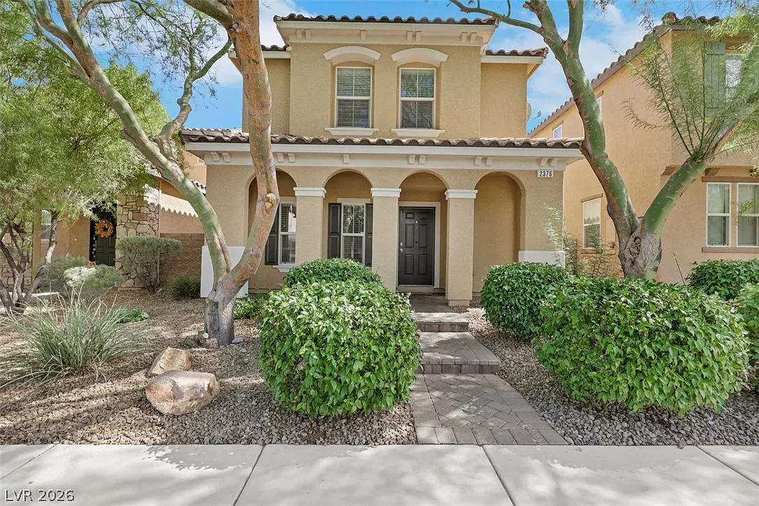 4 bed, 3.0 bath, 2364 sqft, $2,400 — Photo 1
