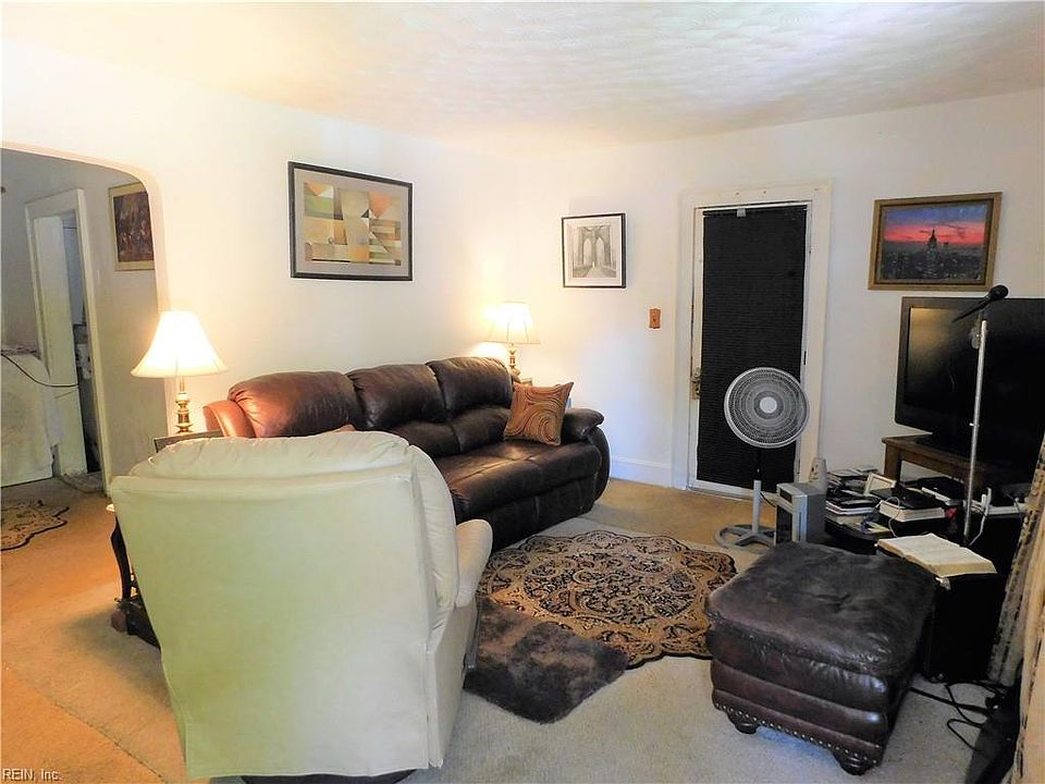 2nd image of 2710 Peronne Ave