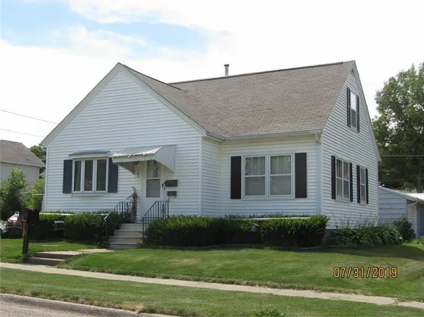 303 West St, Reinbeck, IA 50669