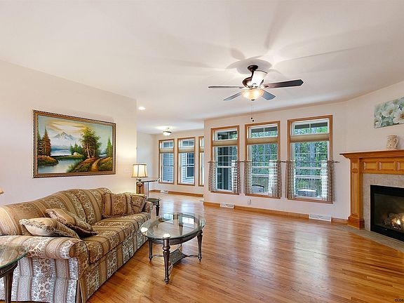 5th image of 8 Rolling Brook Dr