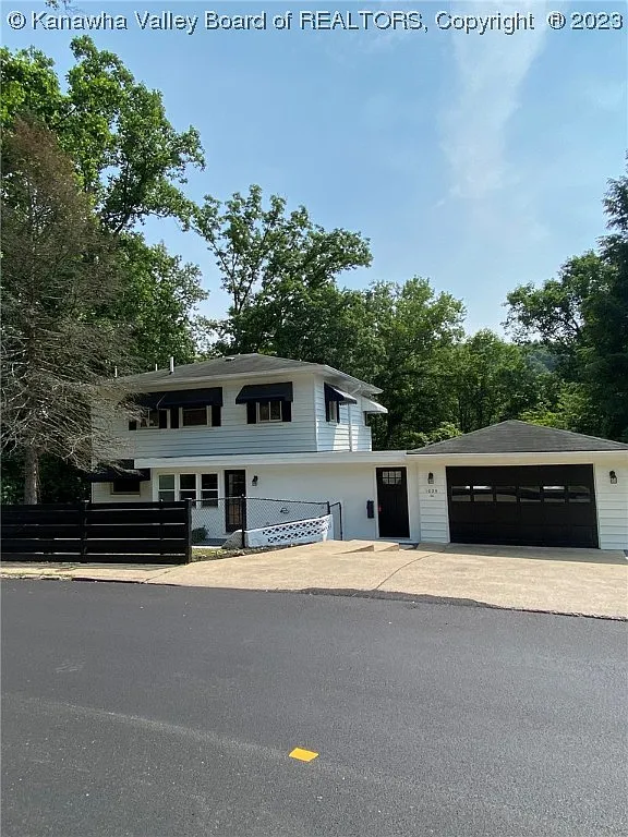 1025 Montrose Dr photo 1