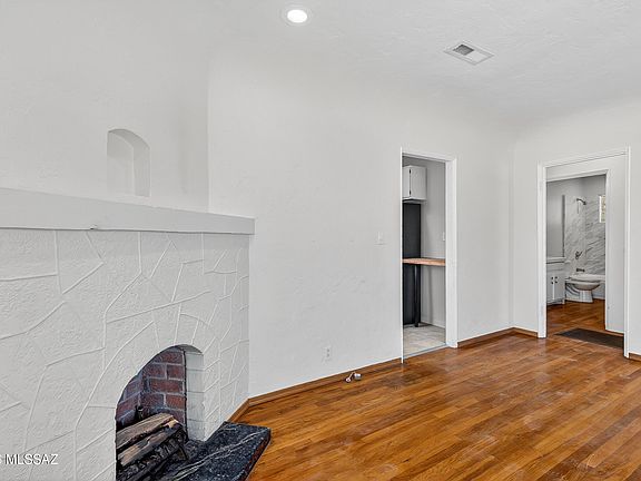 3rd image of 1412 E Spring St