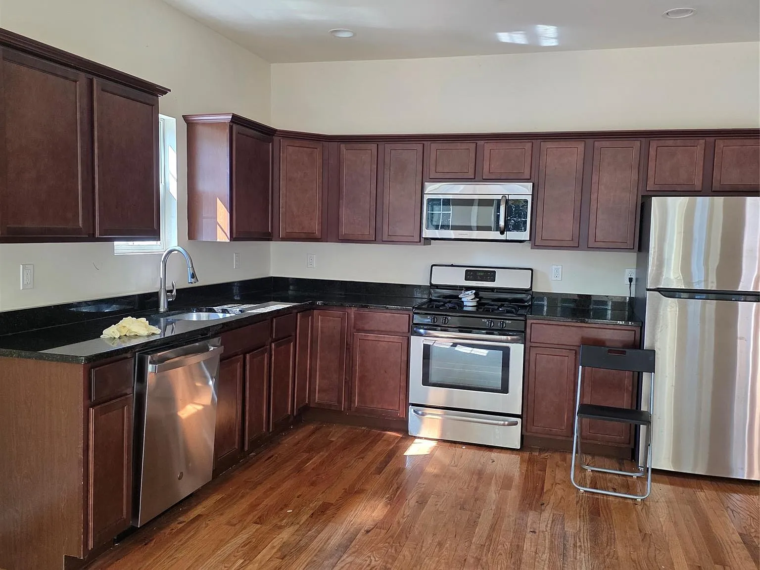 2 bed, 1.5 bath, 7943 sqft, $3,000 — Photo 2