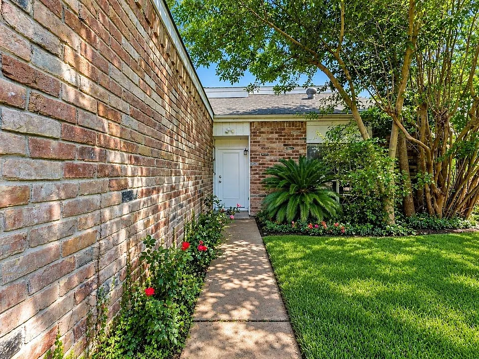 13307 Robinglen Dr