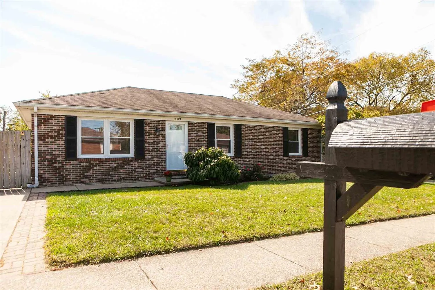 209 Laurel Ln photo 1