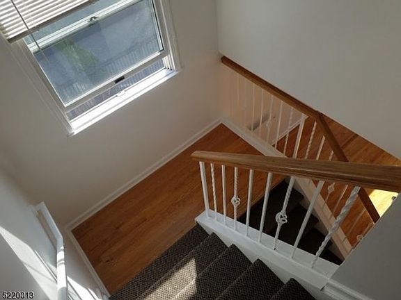 5th image of 204 Bloomfield Ave