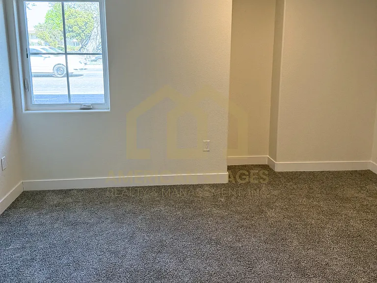101 N Broadway — Photo 37