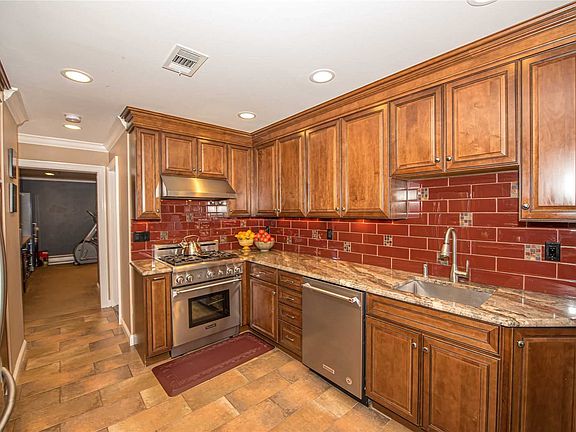 2nd image of 103 Sagaponack Ct