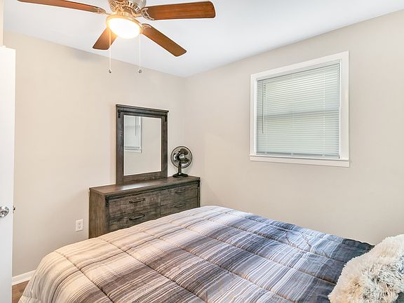 5th image of 1030 Leslie St