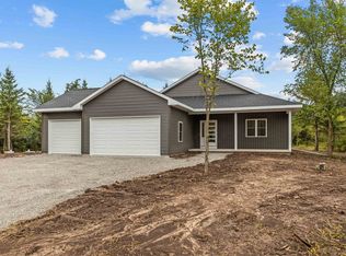 2858 Nekimi Ave, Oshkosh, WI 54902