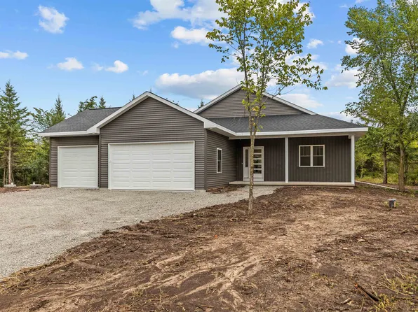 2858 Nekimi Ave, Oshkosh, WI 54902