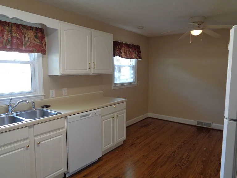 135 Lindbergh St — Photo 8