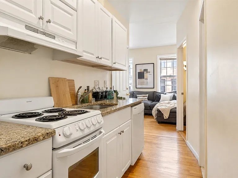 28 Phillips St #3 — Photo 1