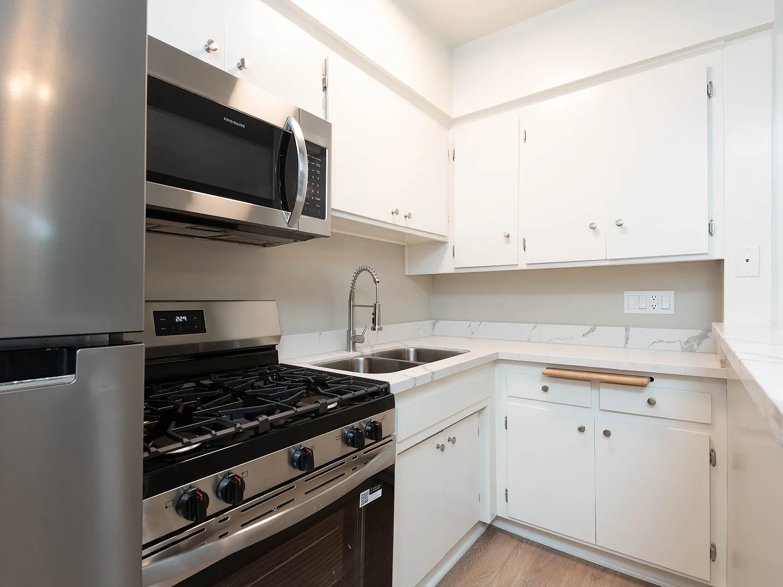 1 bed, 430 sqft, $2,350 — Photo 3