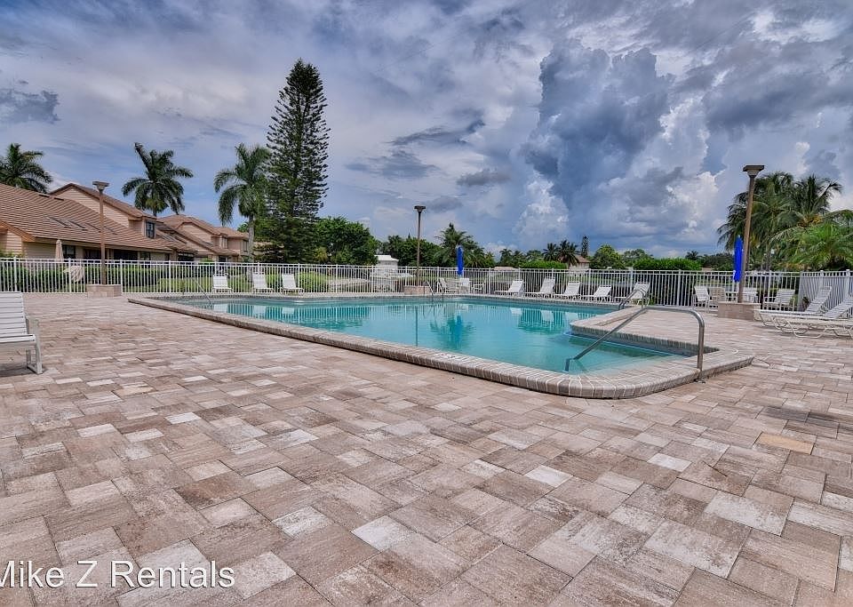 1st image of 555 Park Shore Dr APT 507