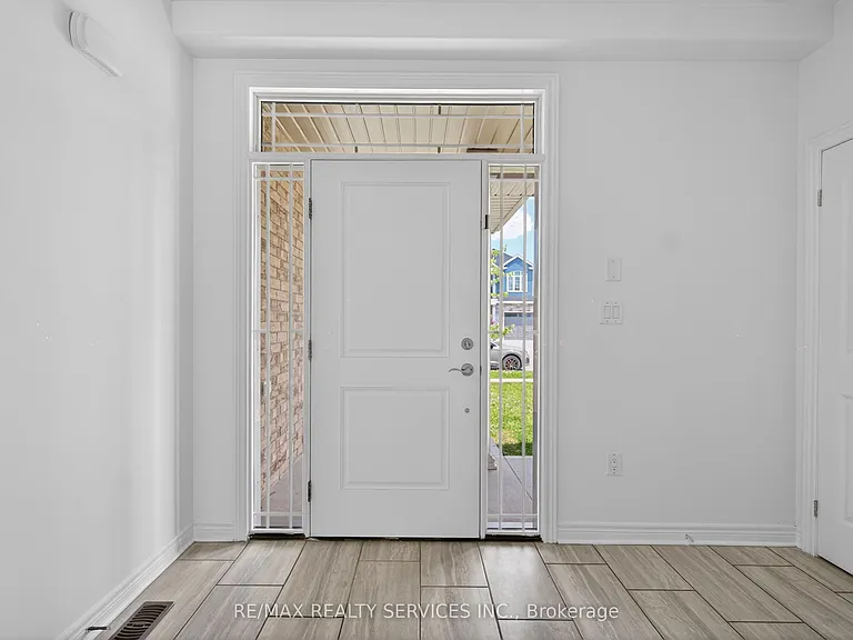 4 Bergenstein Cres — Photo 4