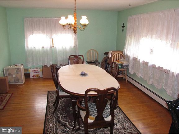 5th image of 221 Pine Ave