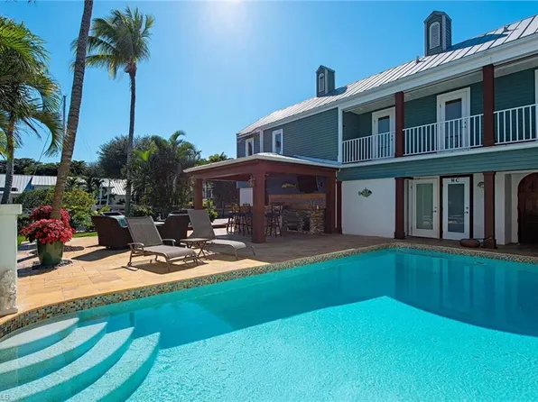 374 14th Ave S, Naples, FL 34102