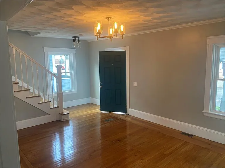 160 California Ave — Photo 3