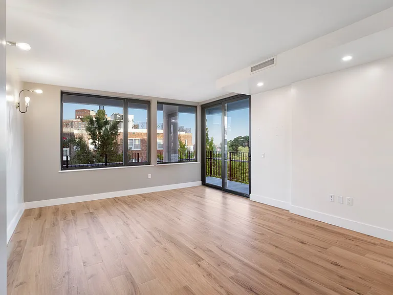 3707 Blackstone Ave #503 — Photo 6