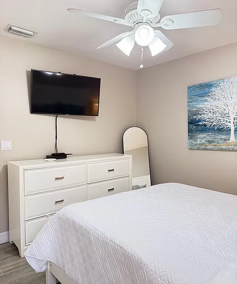 Queen bedroom 2