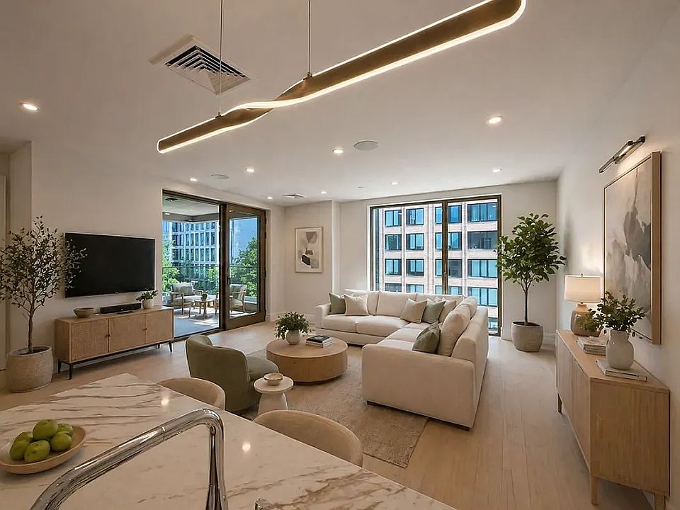 1st image of 960 Franklin Ave #129