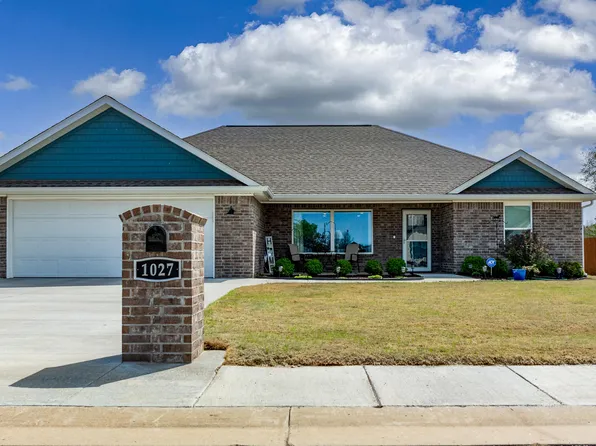 1027 Village Dr, Grove, OK 74344