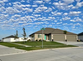 9810 Fairbury Ln, Lincoln, NE 68516