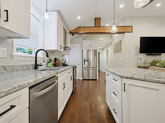 4th image of 19 Knoll Rd