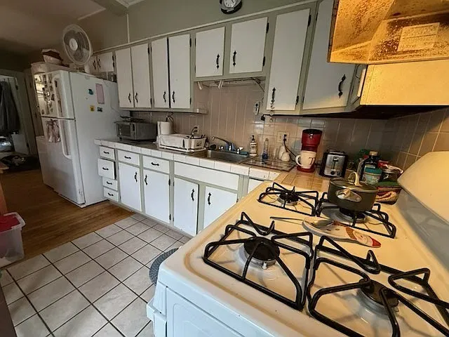 2 bed, 1.0 bath, 900 sqft, $2,400 — Photo 2