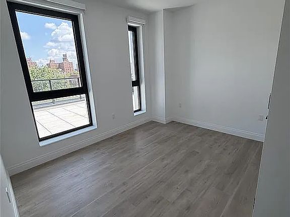 4th image of 205 E 110th St #702