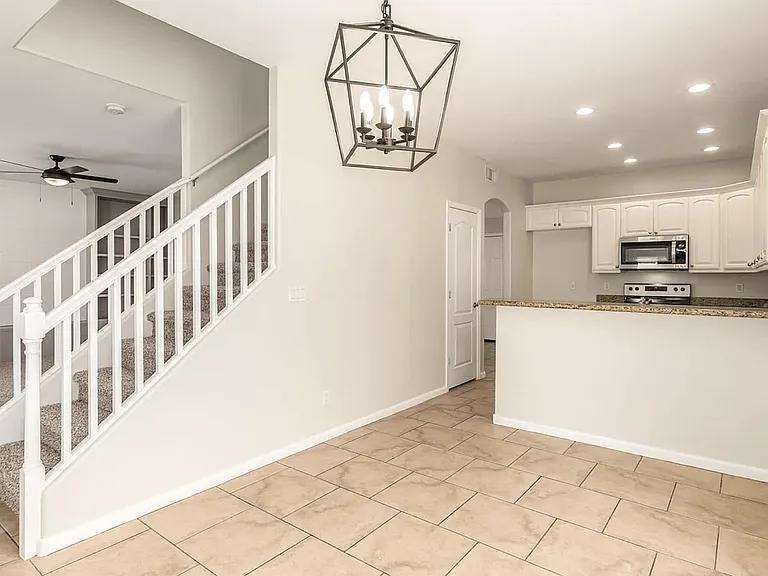 711 S Paustian Cir — Photo 5