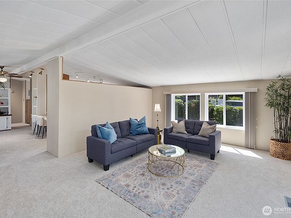 4th image of 17308 Woodcrest Drive NE