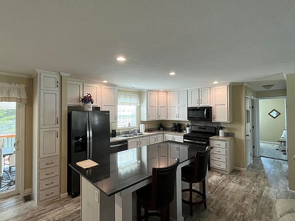 4th image of 5300 Sparrow Dr NE