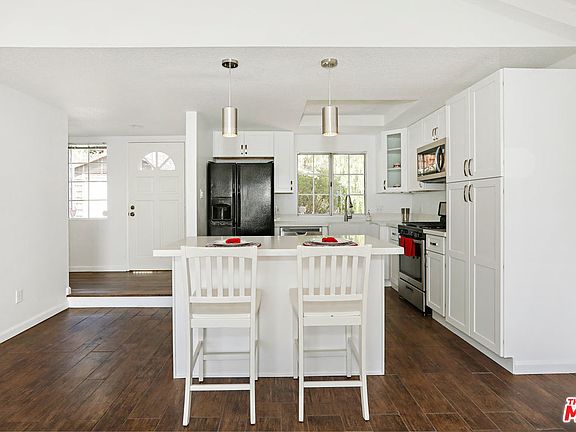 5th image of 3661 Roseview Ave