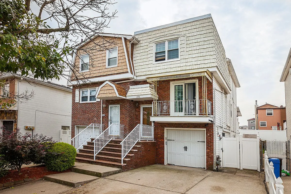 370 Gurley Ave photo 1